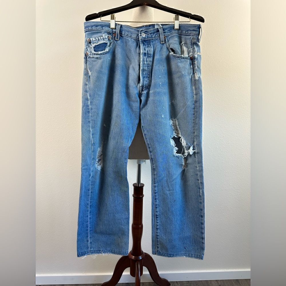 EUC Distressed Men’s Levi Jeans